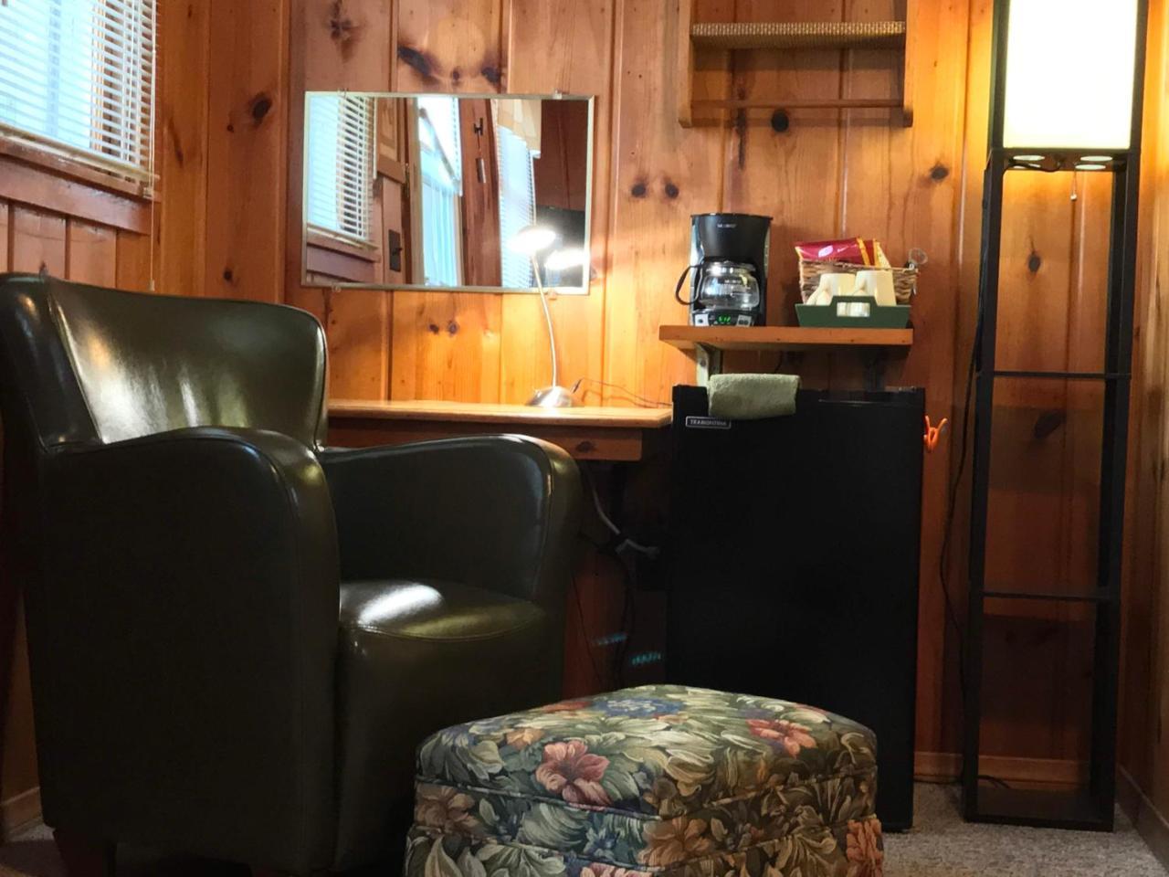 Cedar Ridge Cabins Motel Honor Exterior photo
